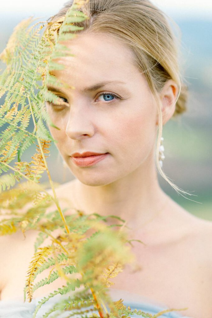 mariée en robe bleue dans la nature