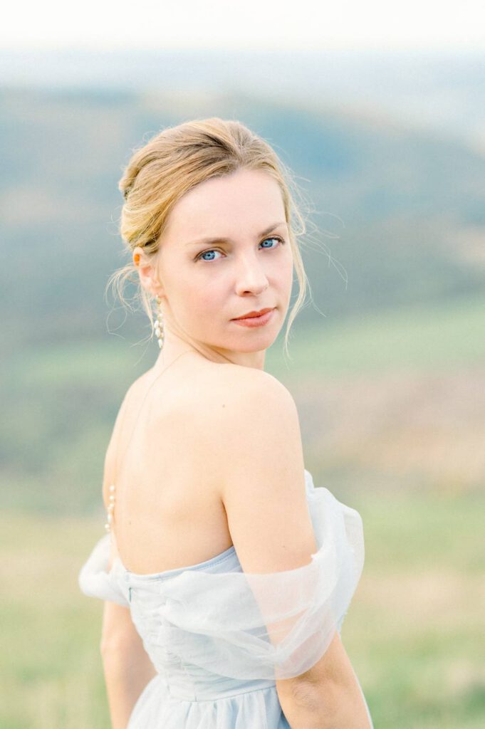 mariée en robe bleue dans la nature