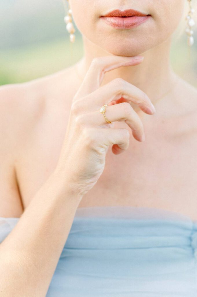 mariée en robe bleue dans la nature