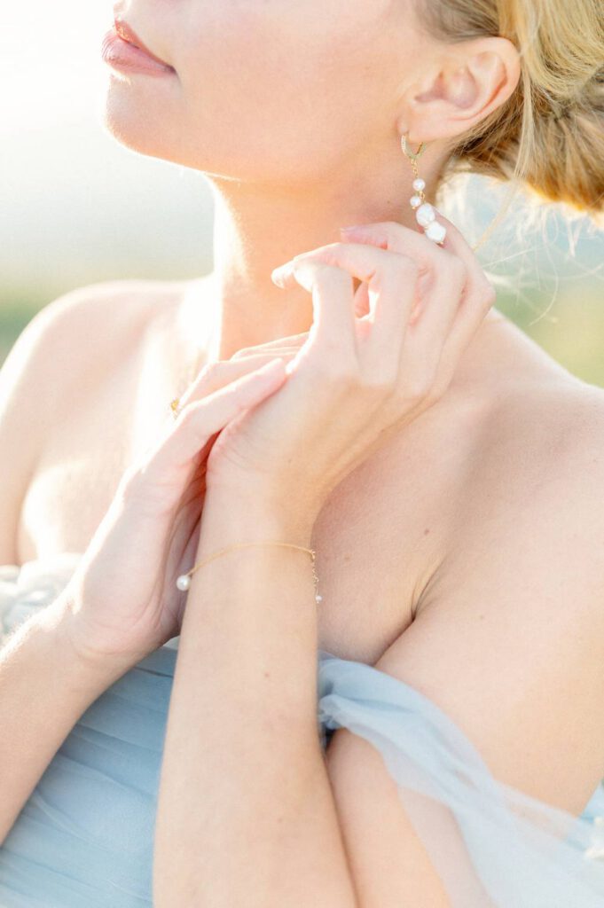 mariée en robe bleue dans la nature