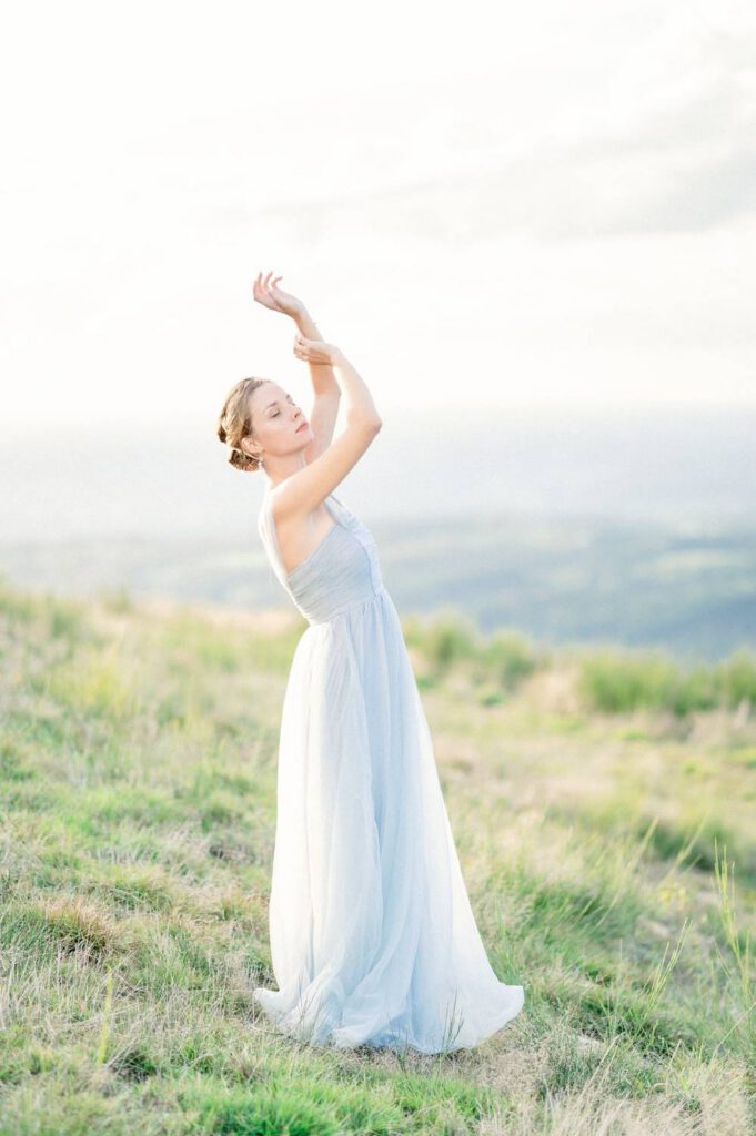 mariée en robe bleue dans la nature