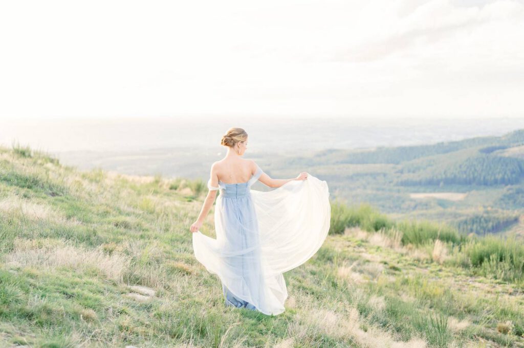 mariée en robe bleue dans la nature