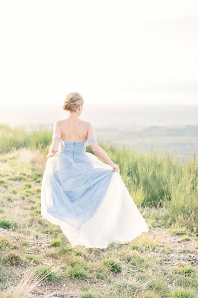 mariée en robe bleue dans la nature
