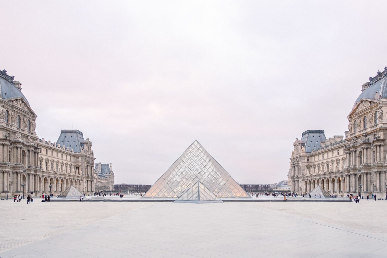 Le louvre museum at sunset in Paris