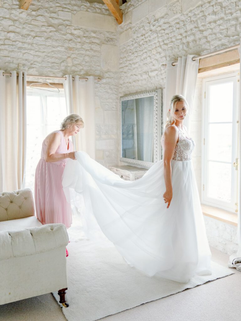 Bride getting dressed with her mother in Château n°3