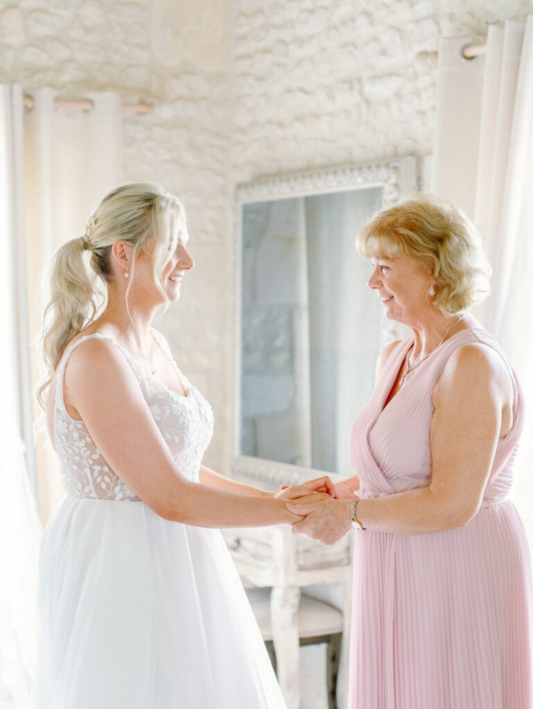 Bride getting dressed with her mother in Château n°3