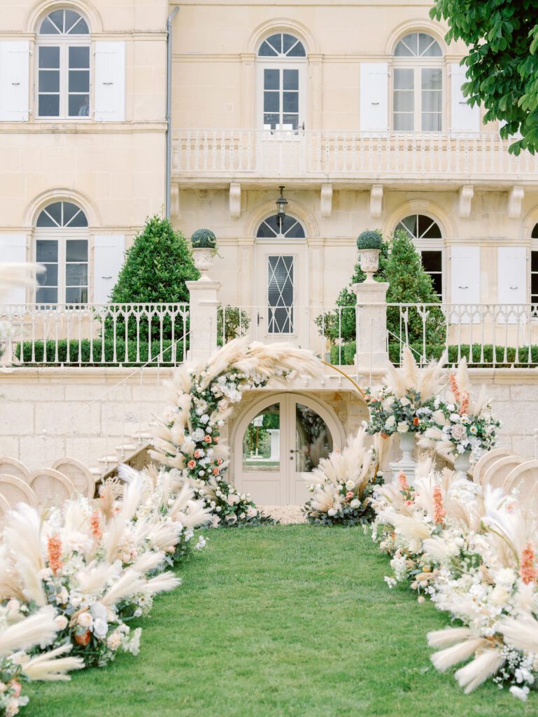 Wedding ceremony at Château n°3 with pampa grass, white flowers and foliage