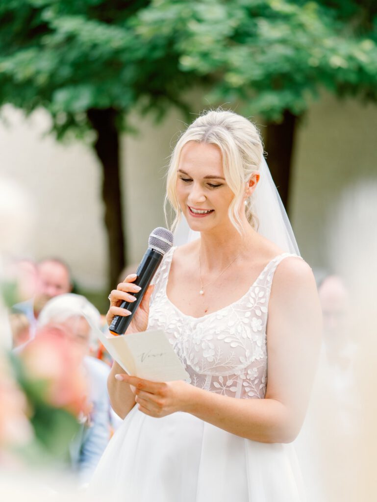 bride reading her vows