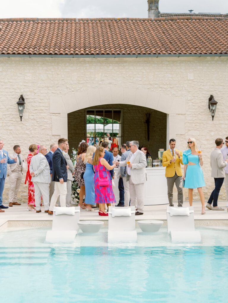 wedding cocktail hour by the pool of Château n°3