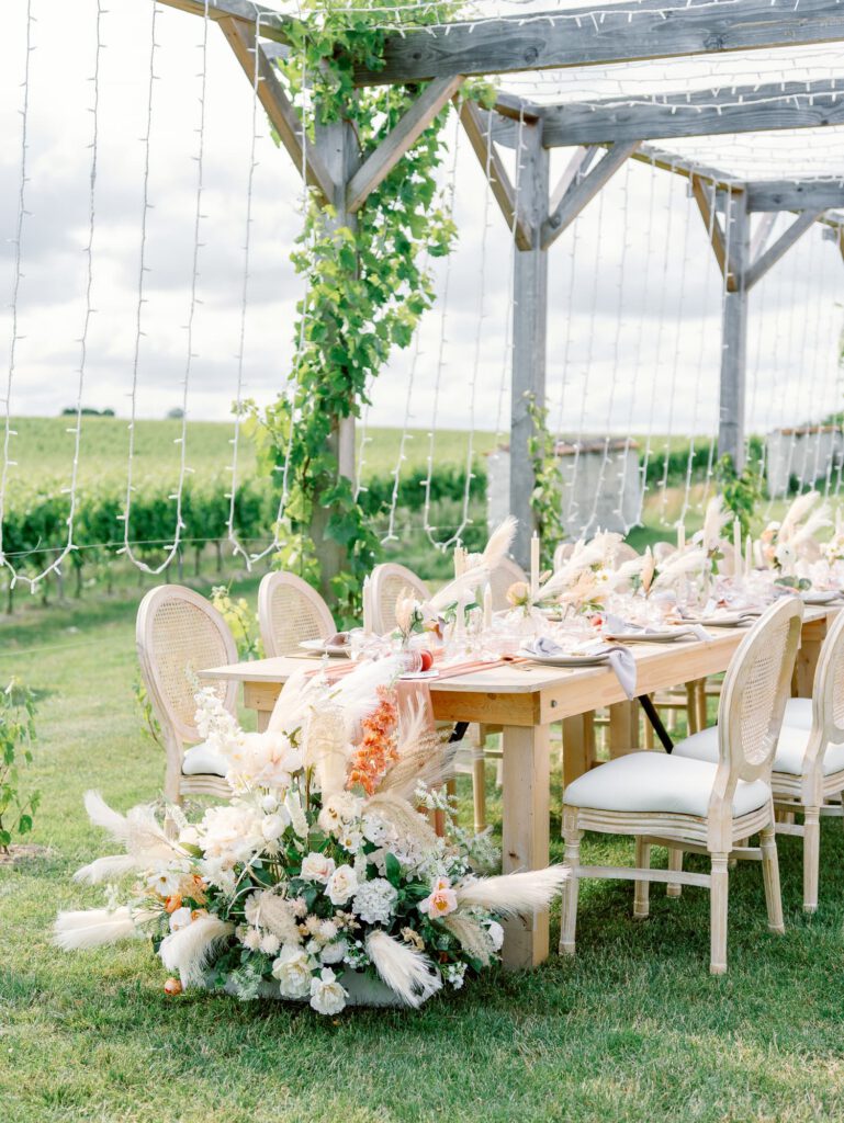Wedding dinner table in the vineyard at château n°3
