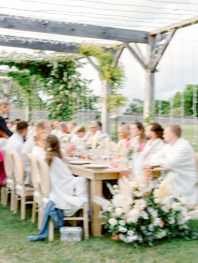 Wedding dinner table in the vineyard at château n°3