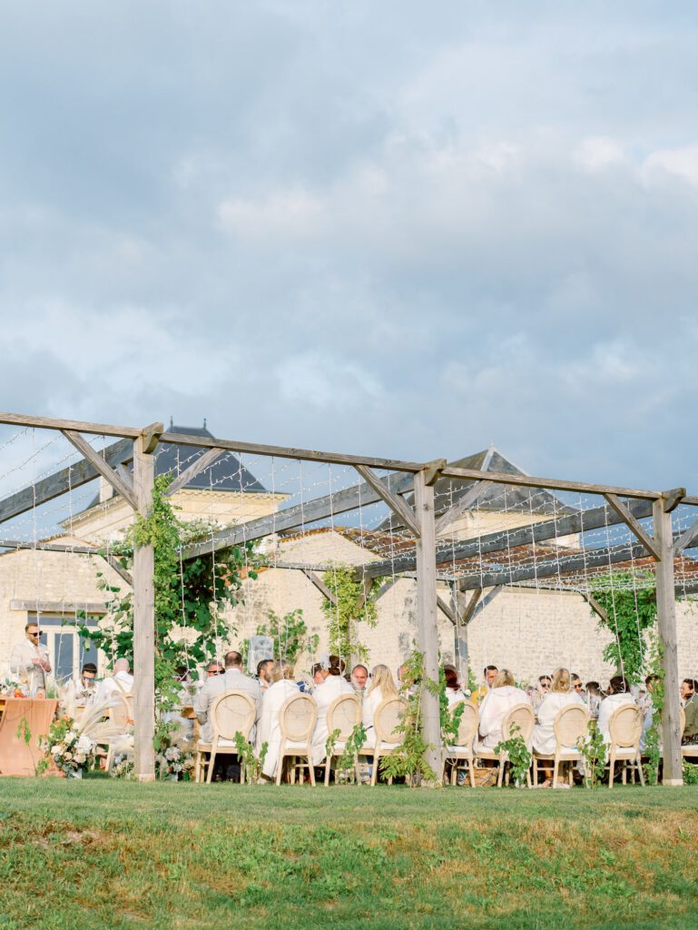 Wedding dinner table in the vineyard at château n°3