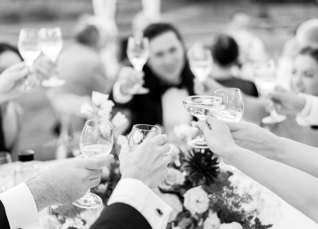 Invités levant leurs verres à un diner de mariage à bordeaux