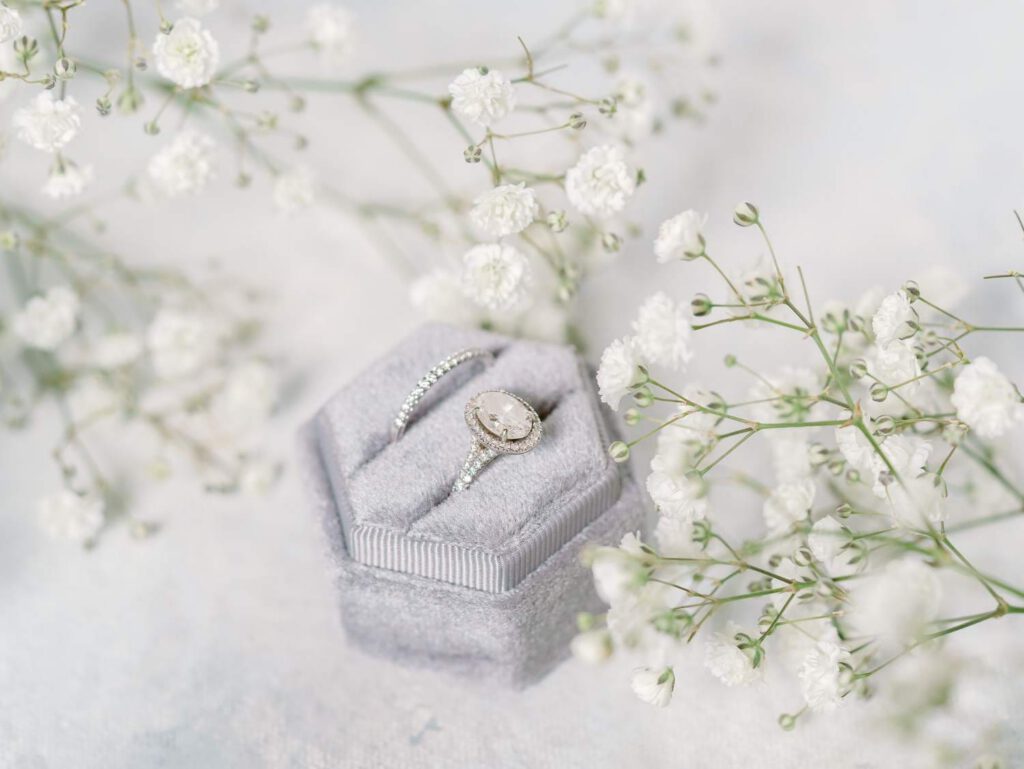 grey ring bow with rings and white flowers