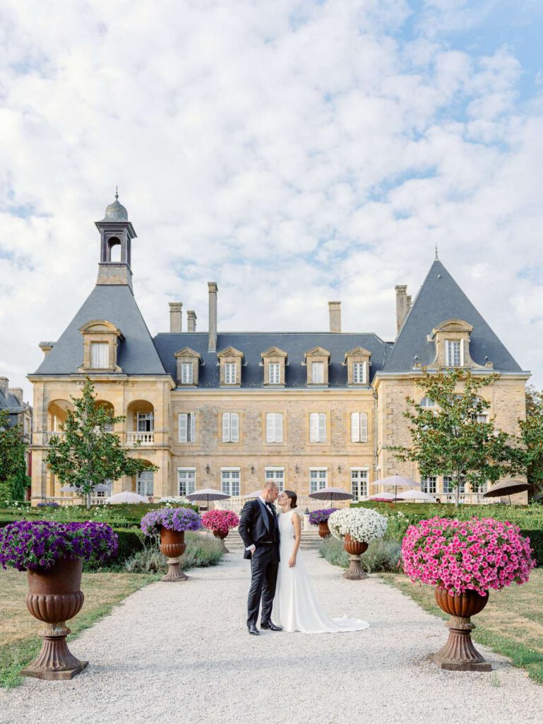 Bride and groom in front of Domaine d'Essendieras