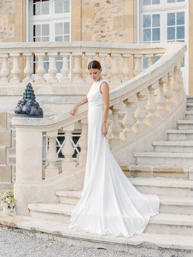 Bride portrait in a staircase of Domaine d'Essendieras