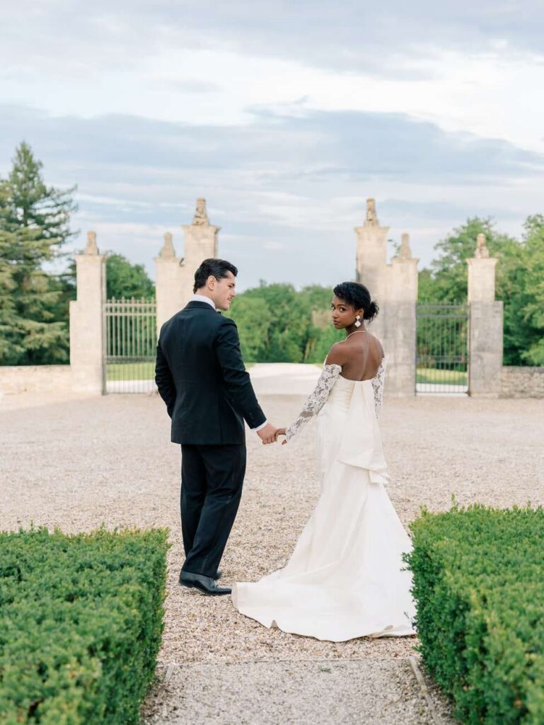 bride and groom at domaine de bagatelle in dordogne