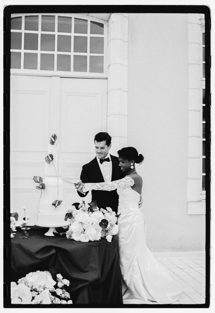 Film photo of the bride and groom cutting the cake