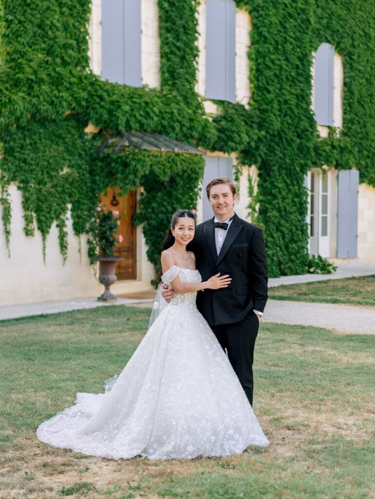bride and groom at Domaine de la Fauconnie in Dordogne