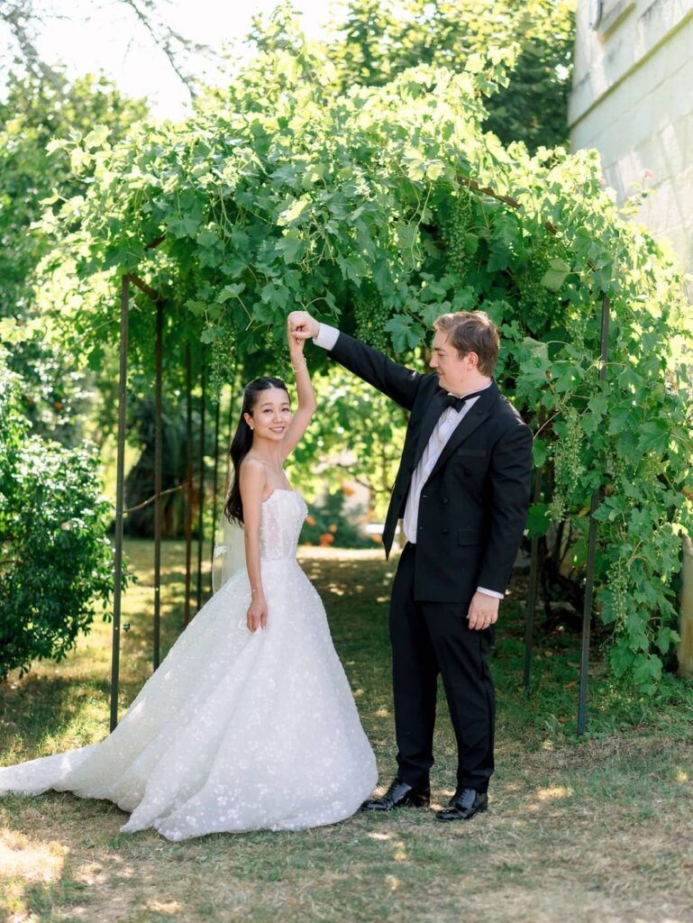 couple portraits at Domaine de la Fauconnie in Dordogne