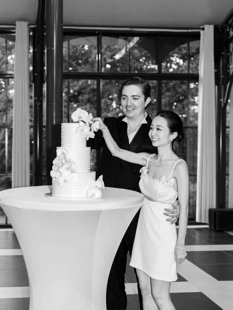 cake cutting at Domaine de la Fauconnie in Dordogne